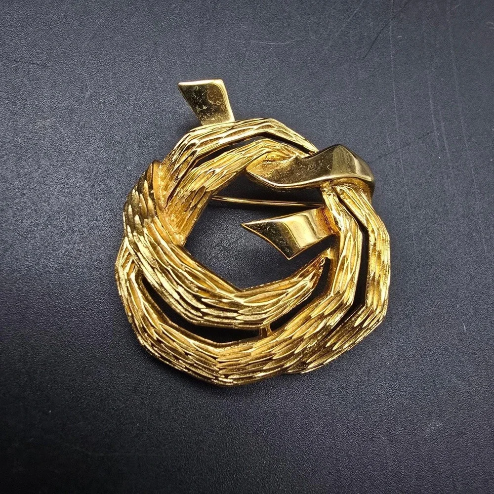 Crown Trifari Twisted Wreath Brooch Gold Tone Vintage Costume Jewelry